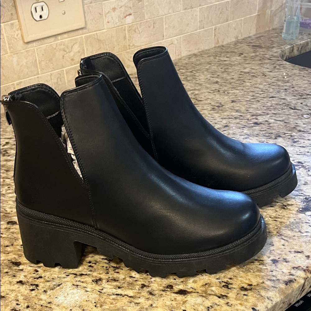 Qupid sz 8 NEW (No Box) Black Ankle Boots